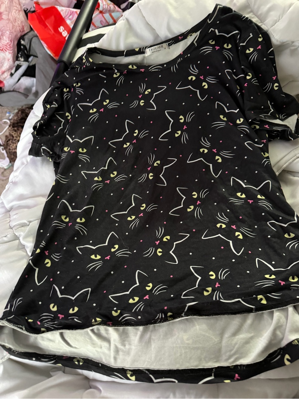 Cute black cat print t-shirt. EKOUAER brand. Size Medium. Has short sleeves.